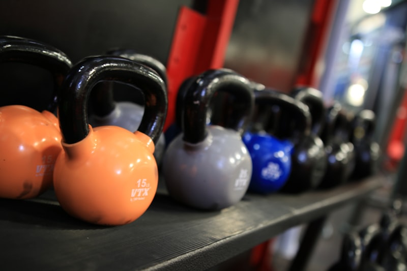 Řada kettlebellů na polici