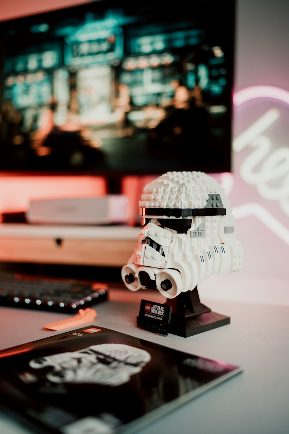 Un modèle Lego d’un Stormtrooper sur un bureau