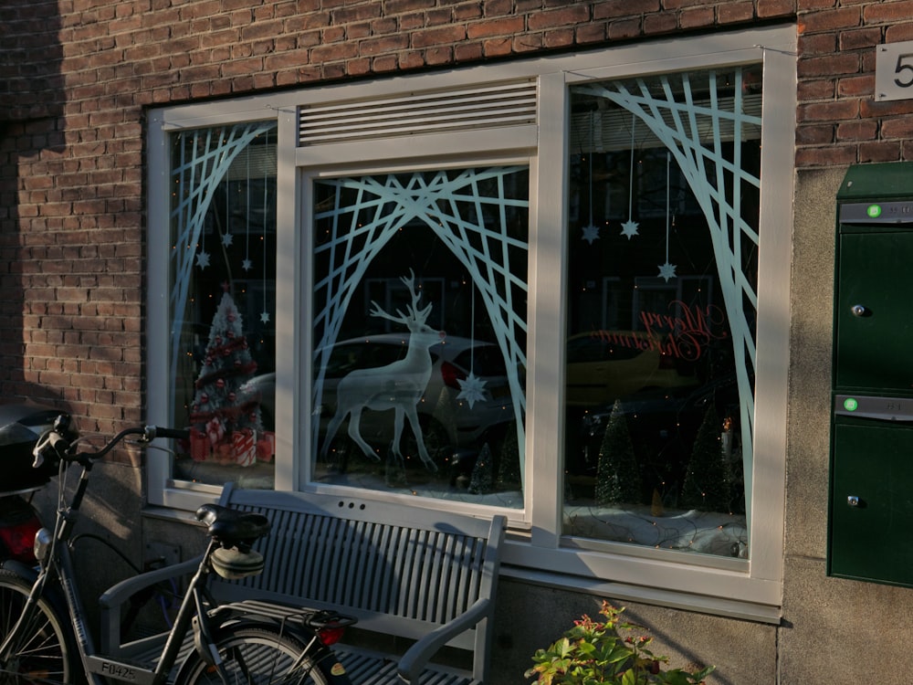 uma bicicleta estacionada ao lado de um edifício com uma janela