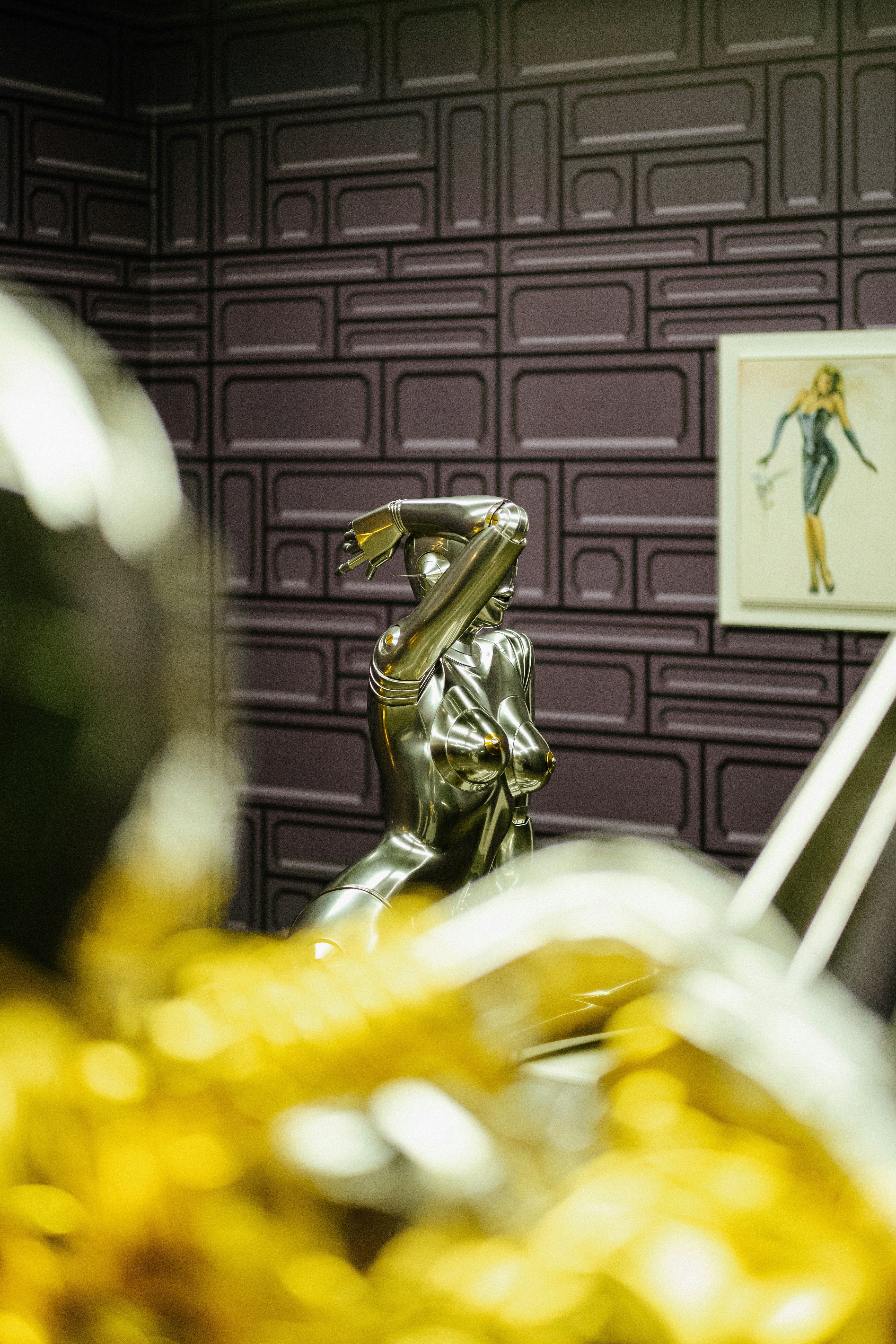 Uma estátua de uma mulher em uma sala cheia de moedas de ouro foto – Imagem  grátis sobre Mulher na Unsplash, image size:3000x4500