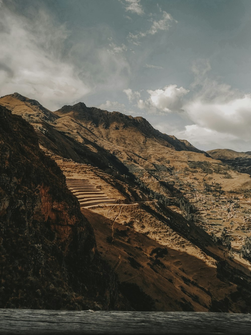 Una vista panorámica de una montaña con un río que la atraviesa