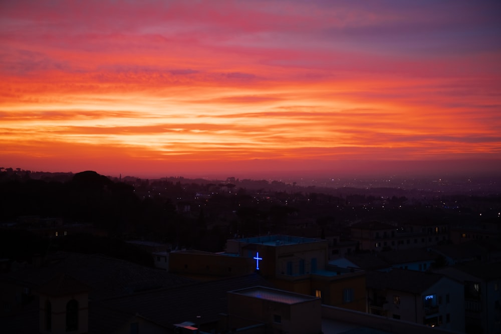 Ein Blick auf den Sonnenuntergang einer Stadt von einem Dach aus