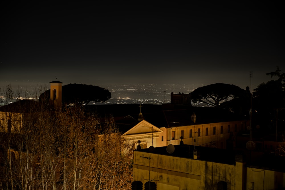 Una vista de una ciudad por la noche desde una azotea