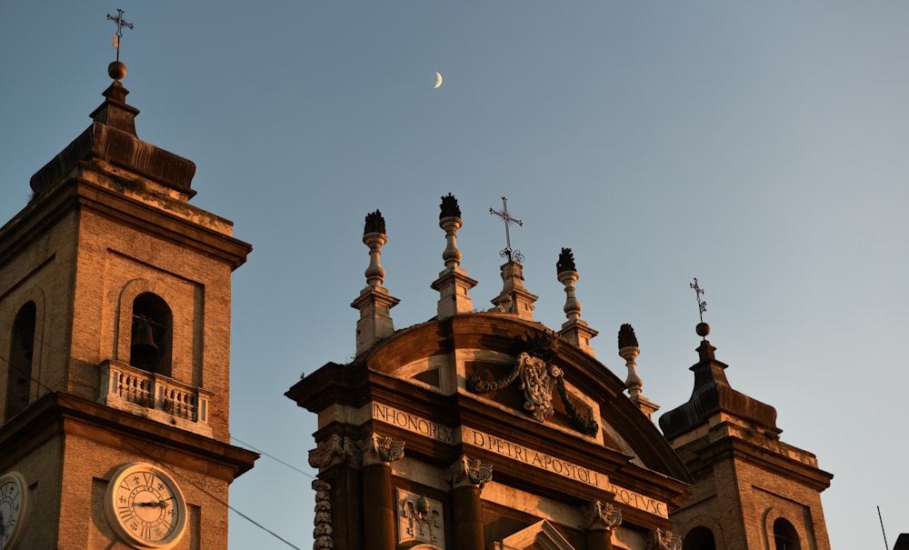 une église avec deux tours et une horloge