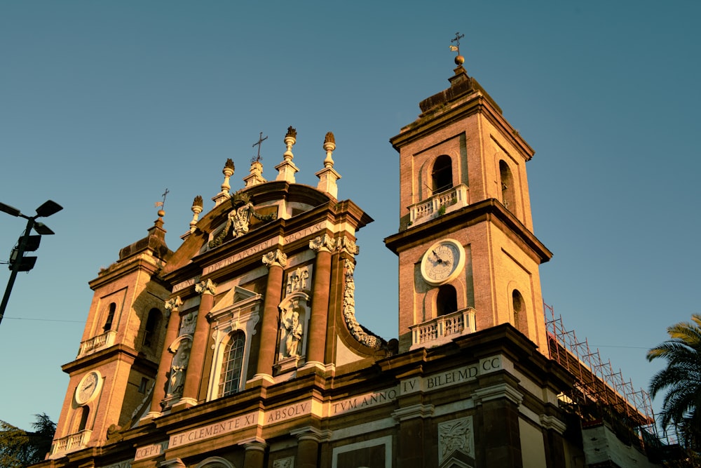 Ein hohes Gebäude mit einer Uhr auf der Spitze