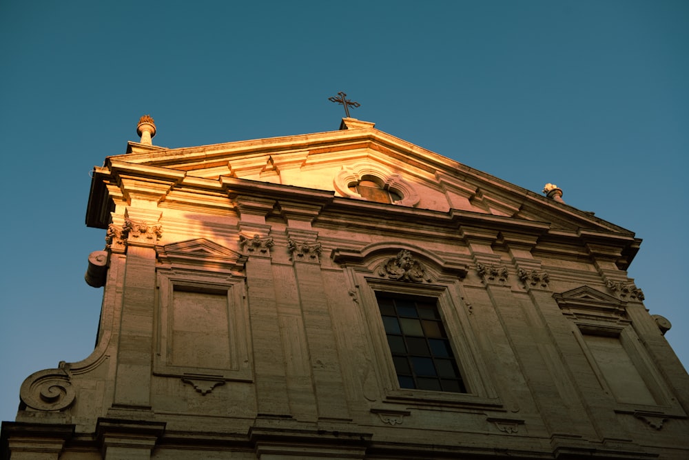 un grand bâtiment surmonté d’une croix