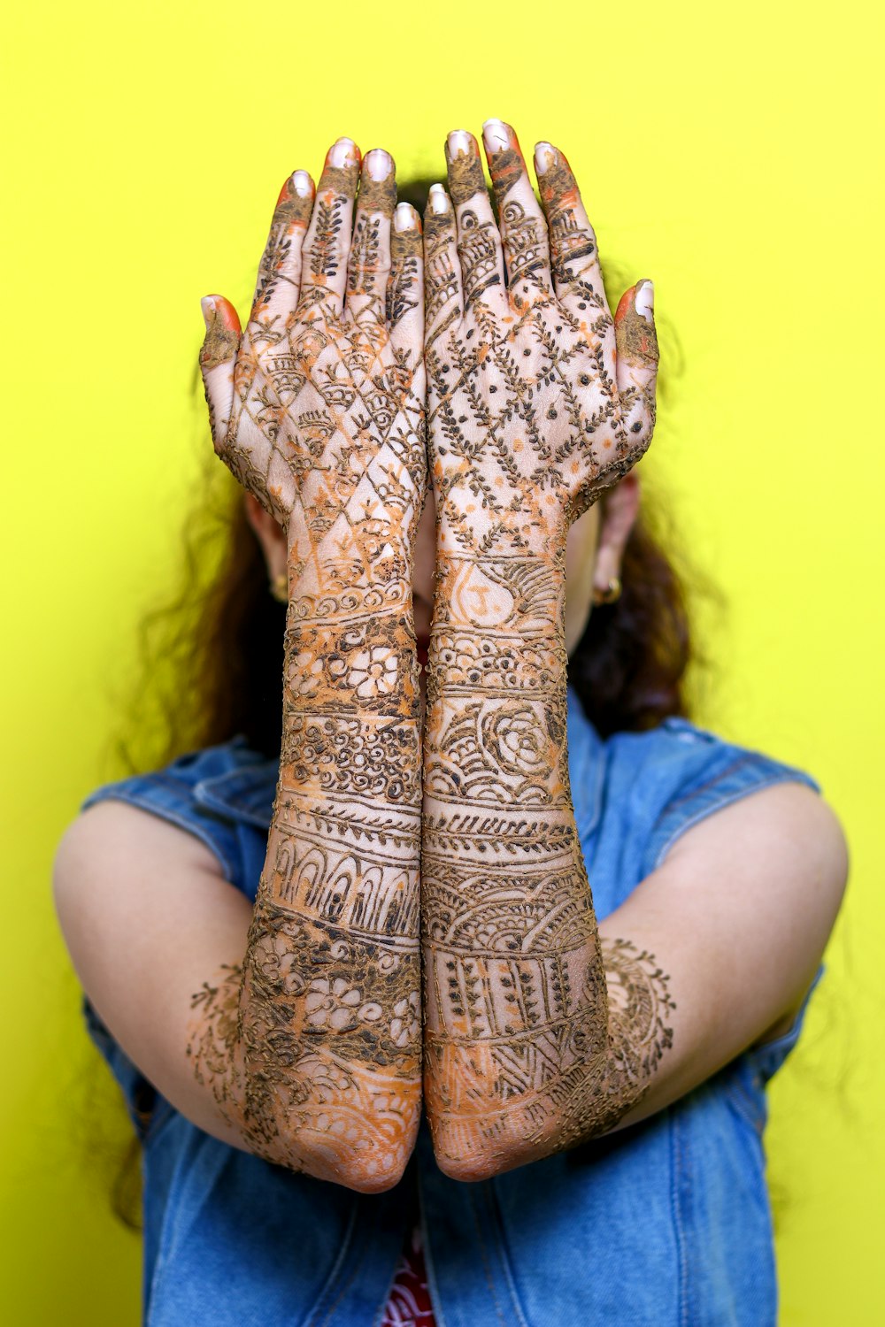a woman with her hands covered in hendi