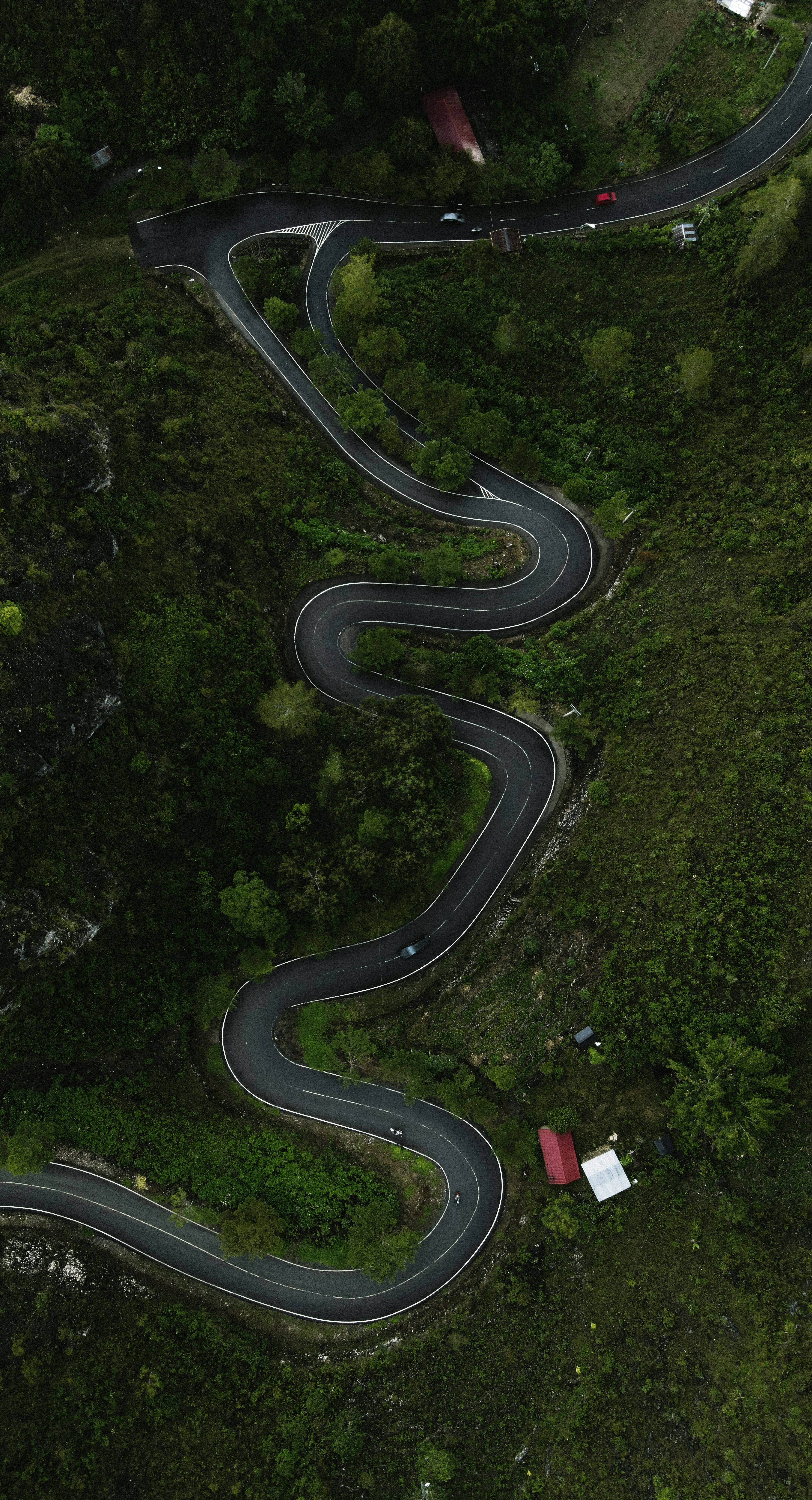 Luftaufnahme einer kurvenreichen Straße in den Bergen