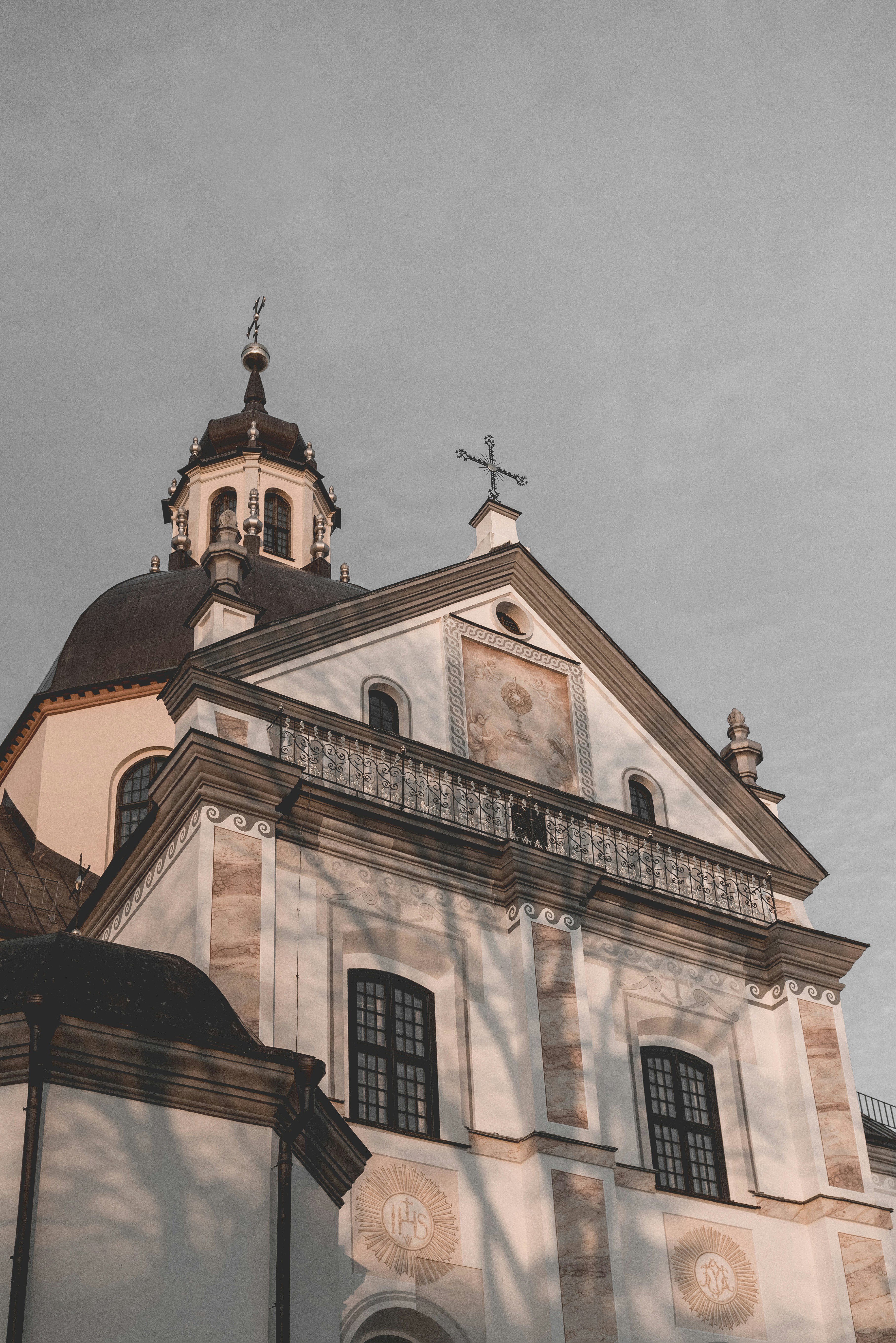 black and white bed linen