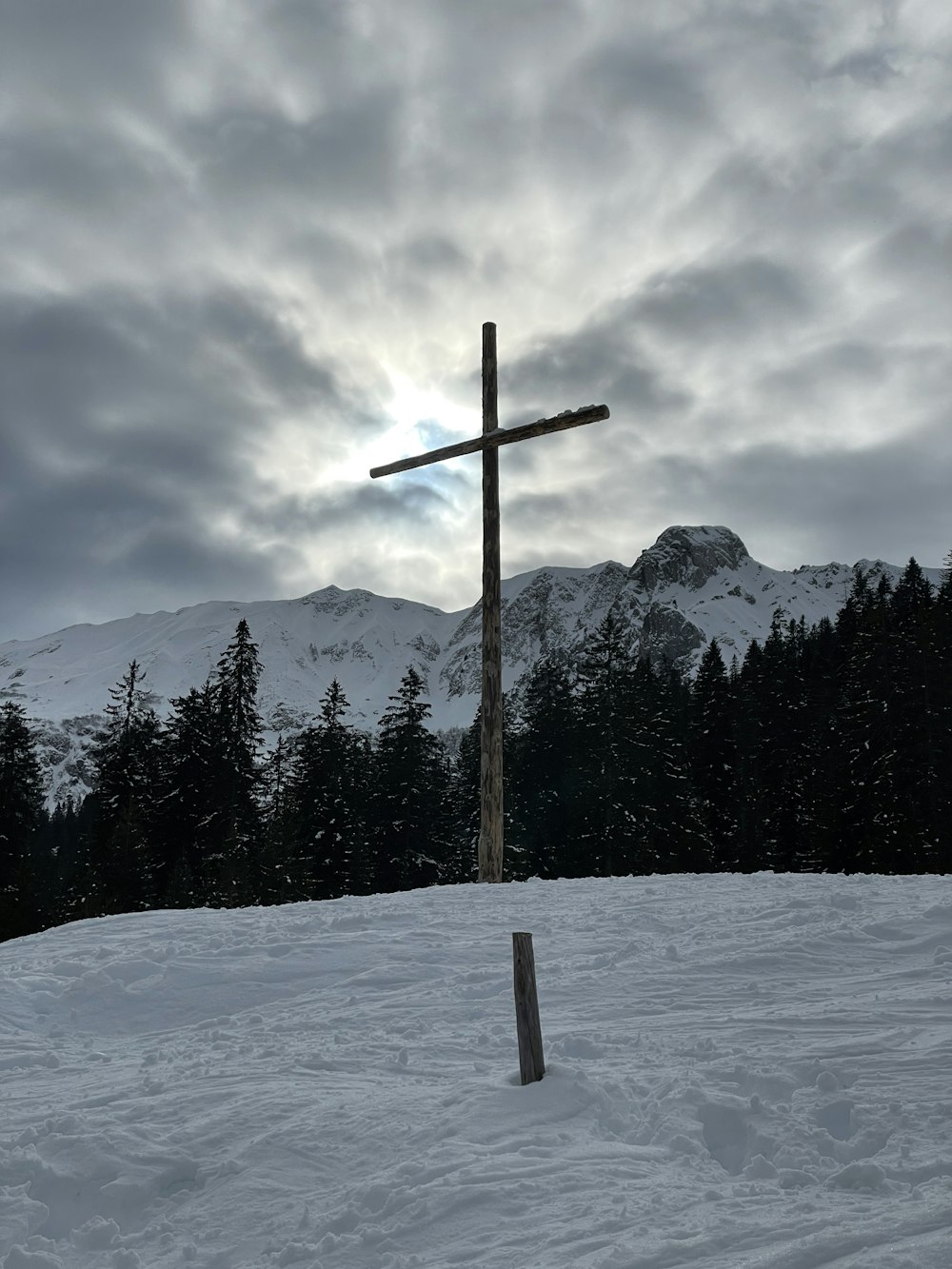 Una croce sulla cima di una collina innevata