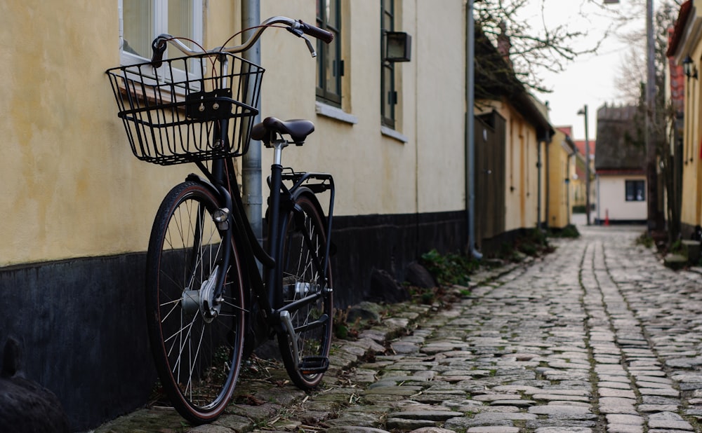 uma bicicleta estacionada ao lado de um edifício