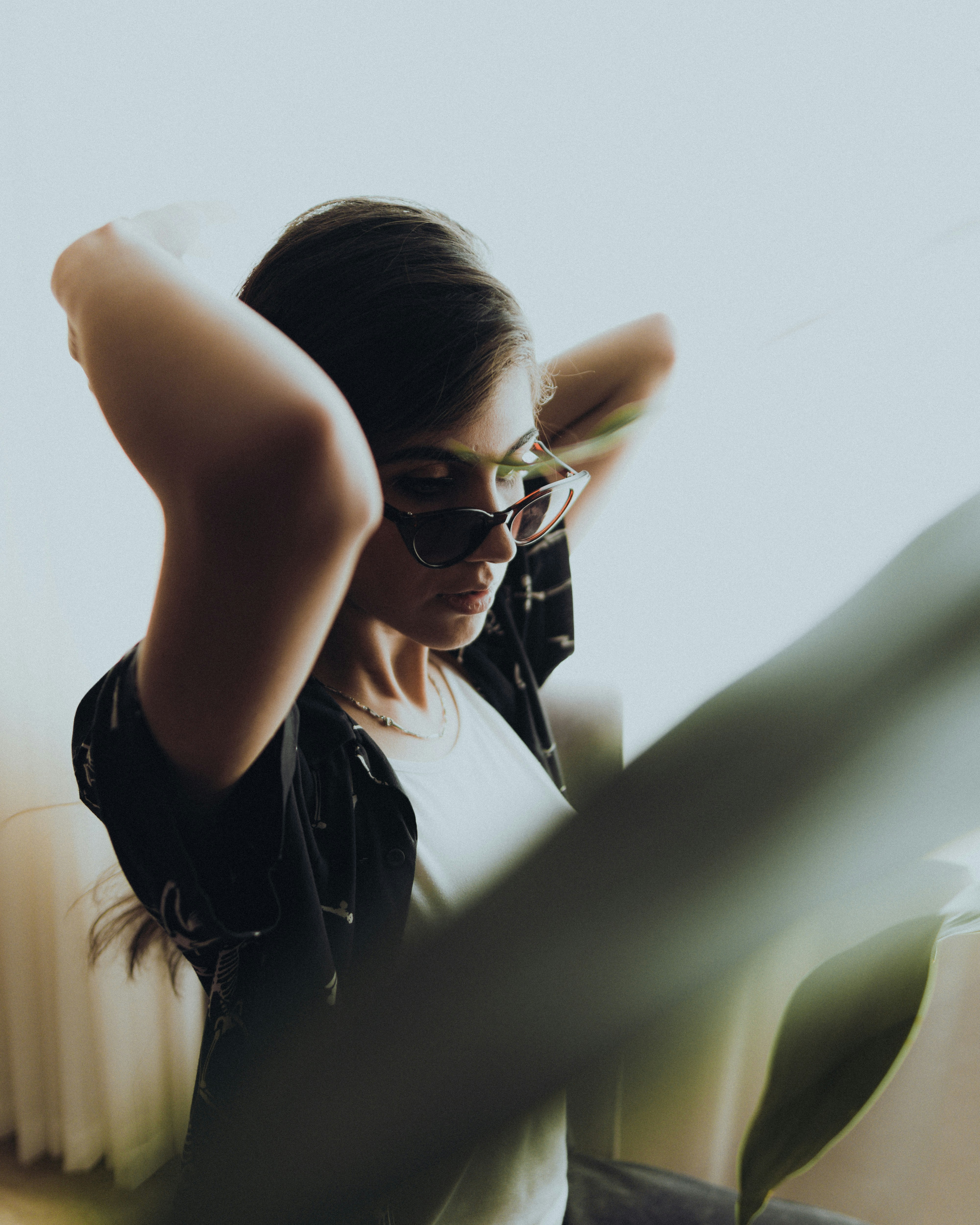 소파에 앉아 선글라스를 쓴 여자