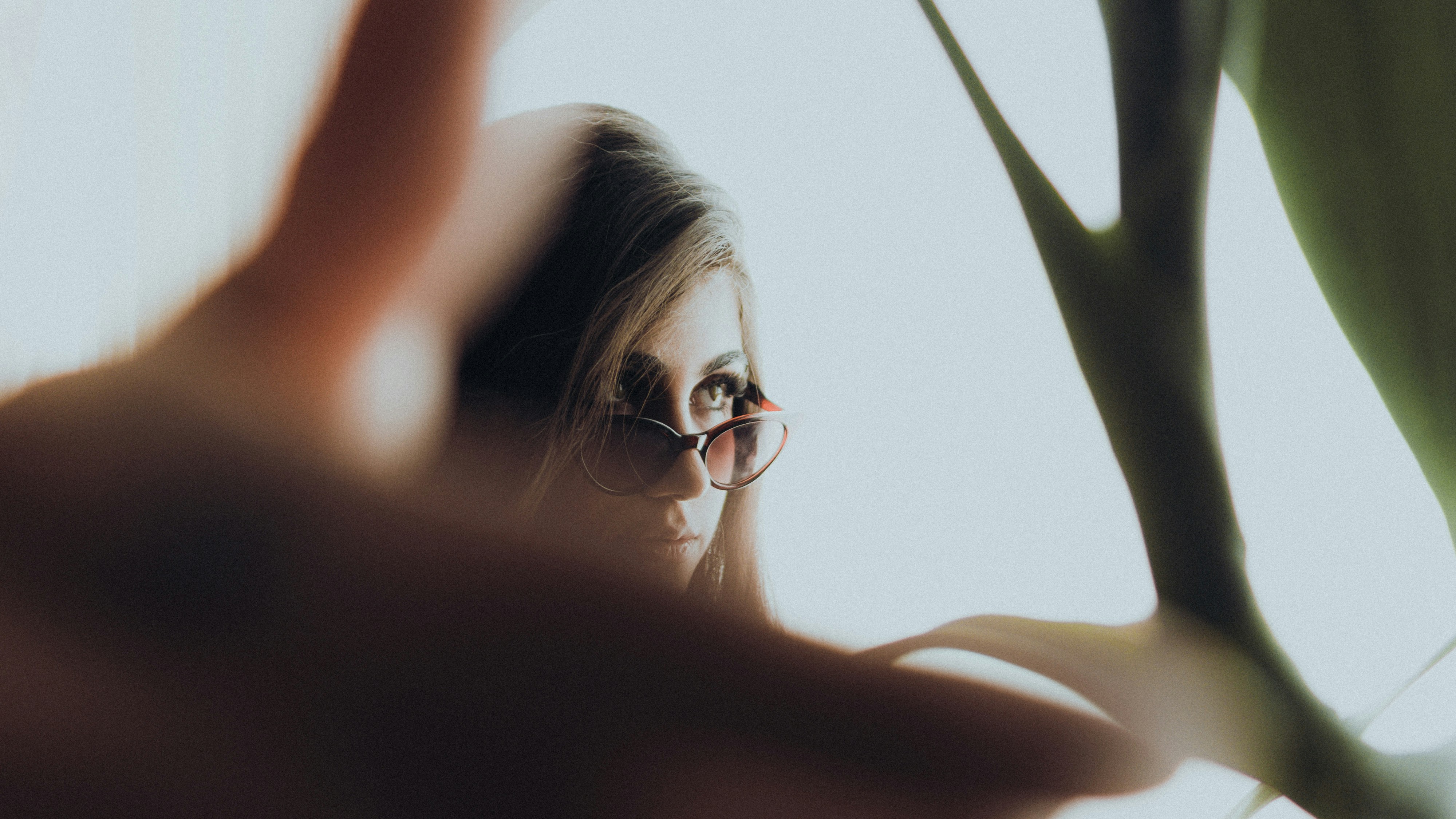 창 밖을 내다보는 안경을 쓴 여자