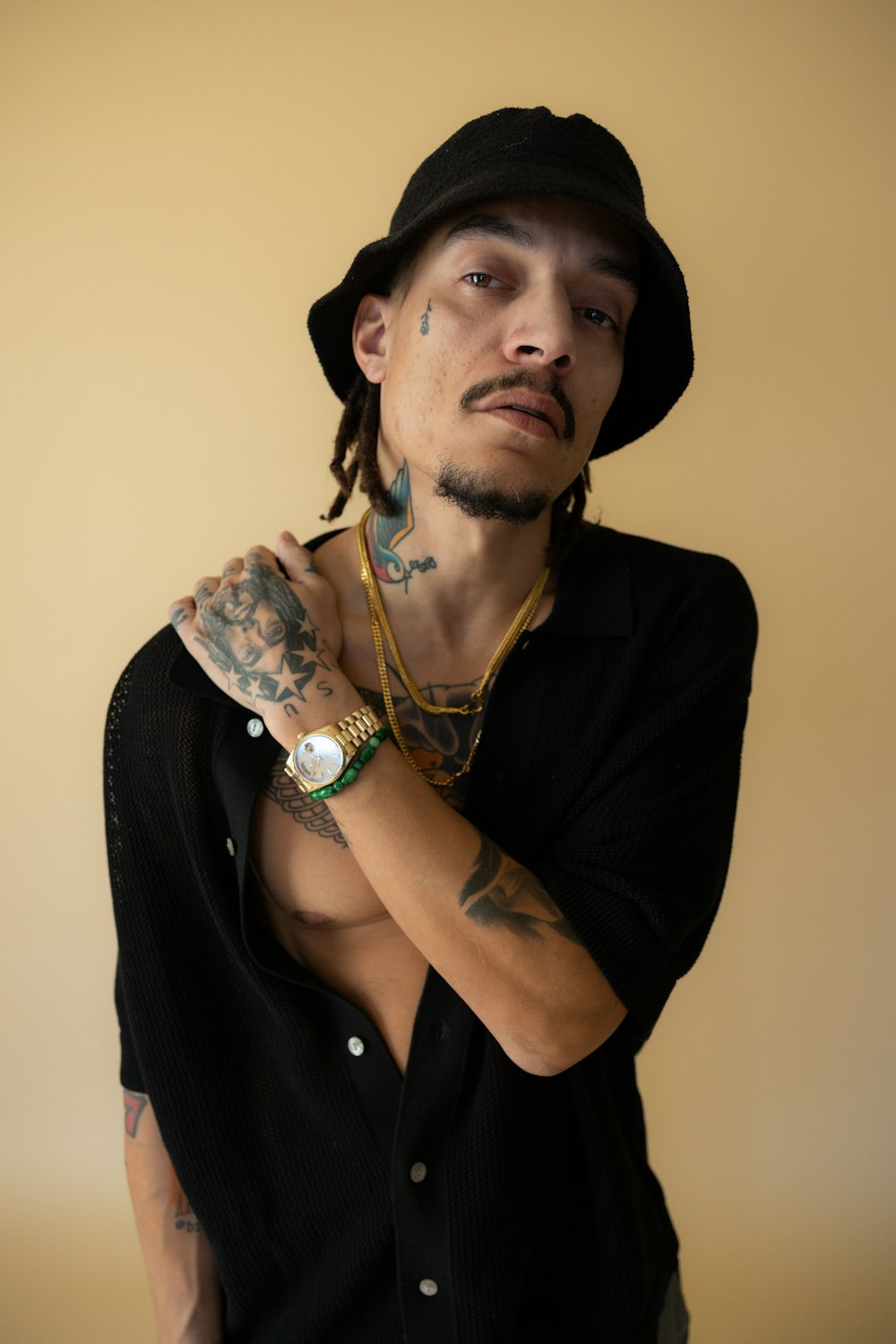 Un homme avec des tatouages et un chapeau photo – Photo Peau Gratuite sur  Unsplash