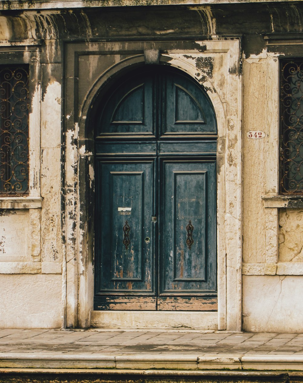 Un edificio antiguo con una gran puerta azul