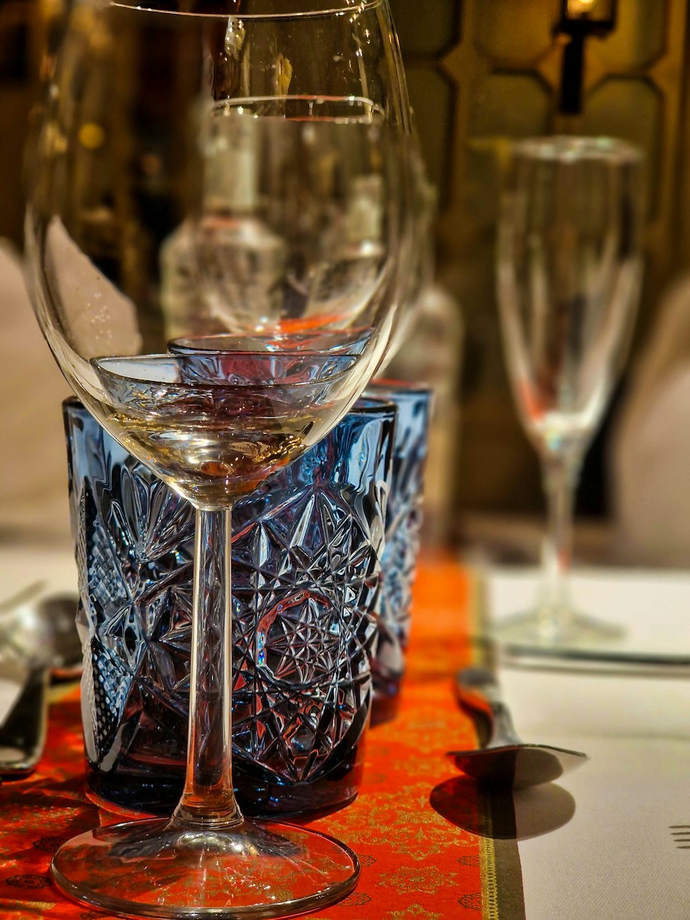 eine Nahaufnahme eines Weinglases auf einem Tisch