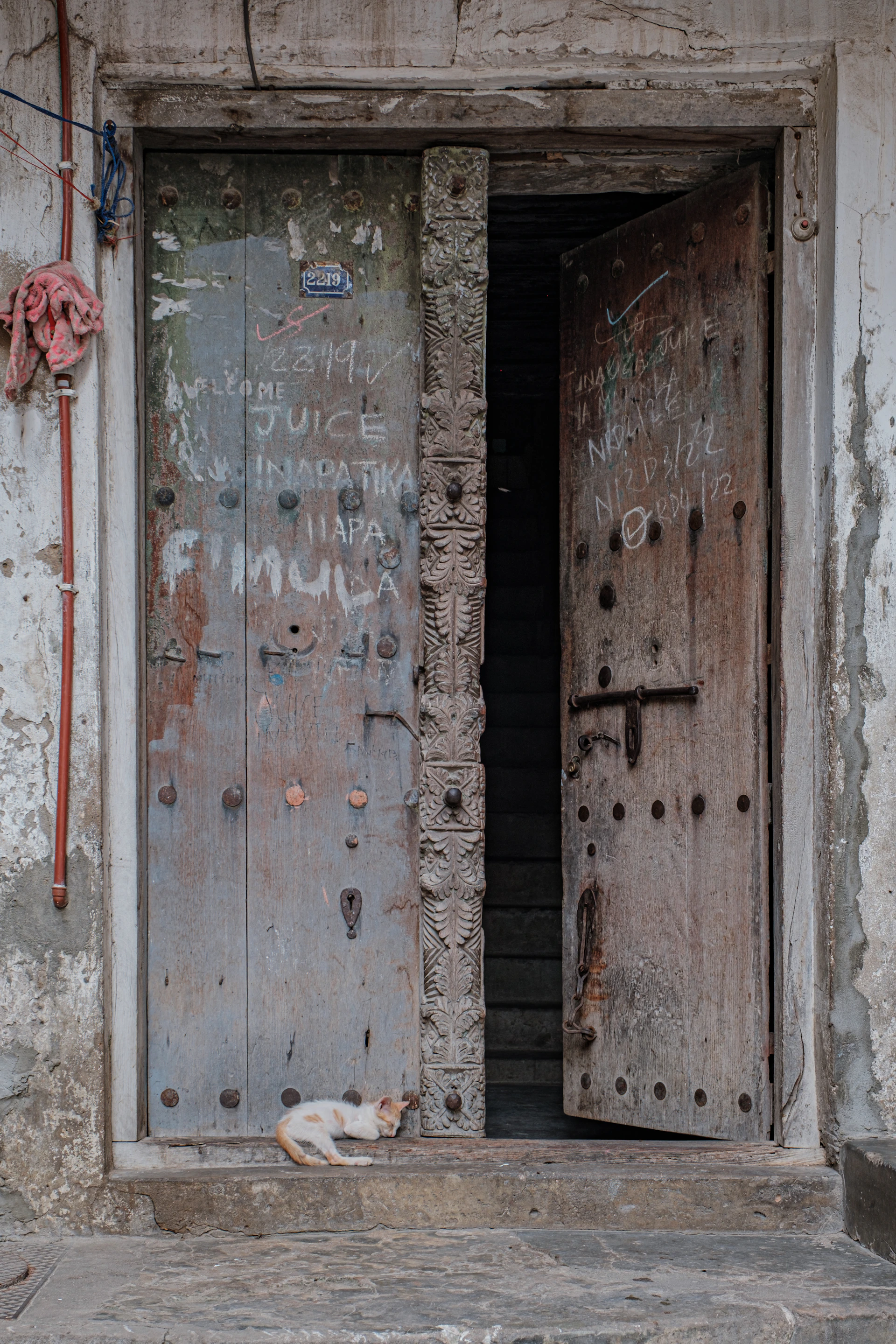 gray computer monitor