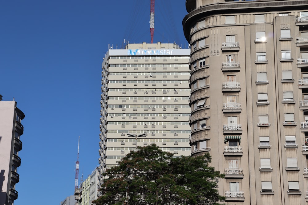 Un edificio muy alto al lado de un edificio muy alto