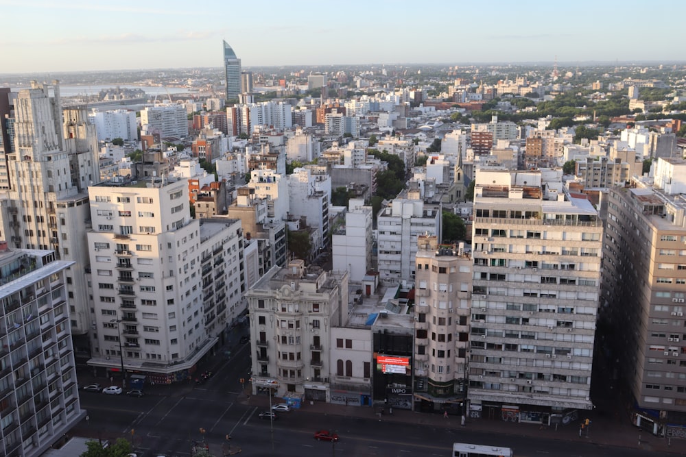 Una vista aérea de una ciudad con edificios altos