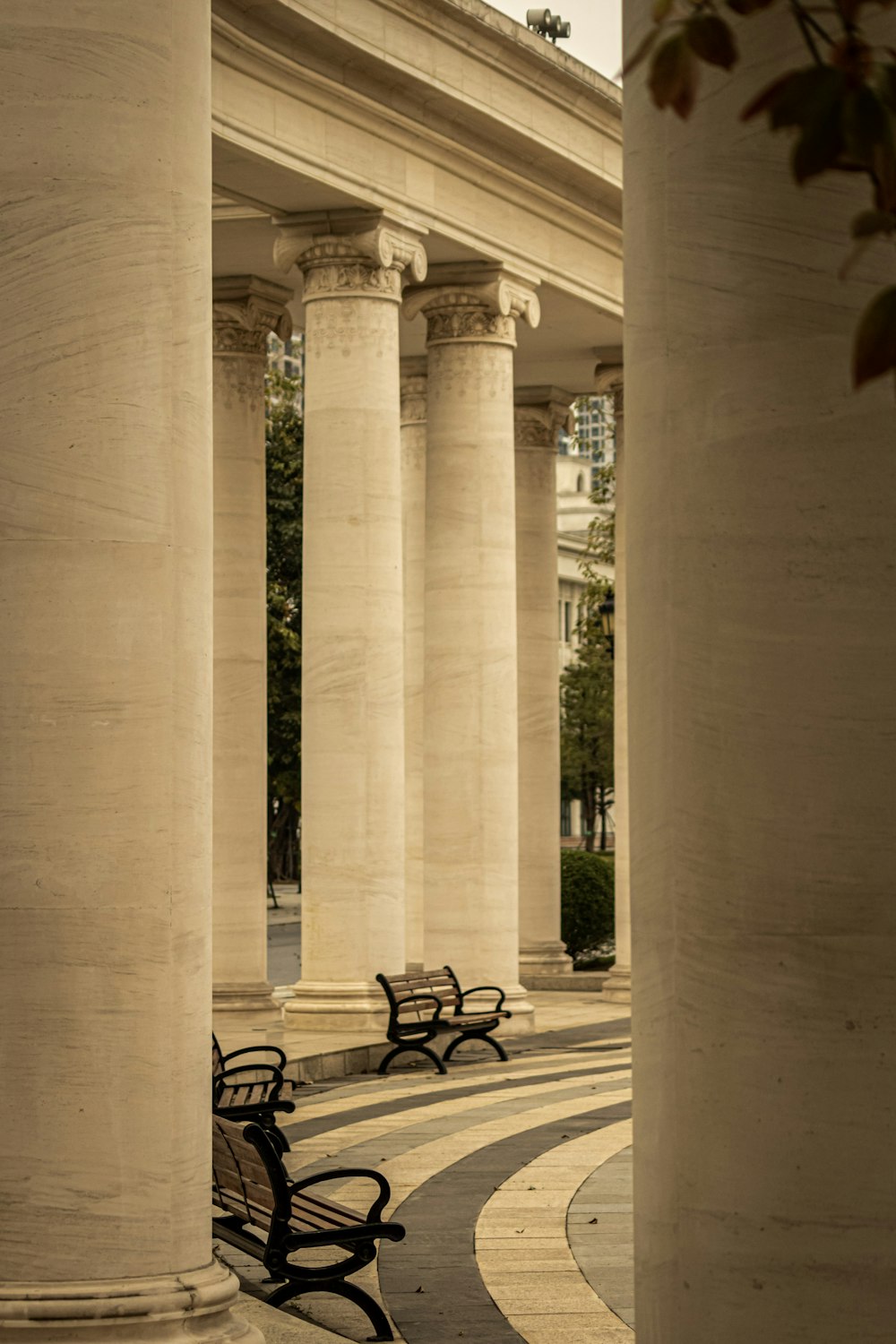 a couple of benches sitting next to tall pillars