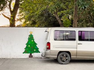 A delivery van from Viveros Araque parked outside a home with Christmas decorations visible through the window.