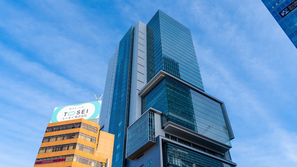 Un très grand bâtiment avec un fond de ciel