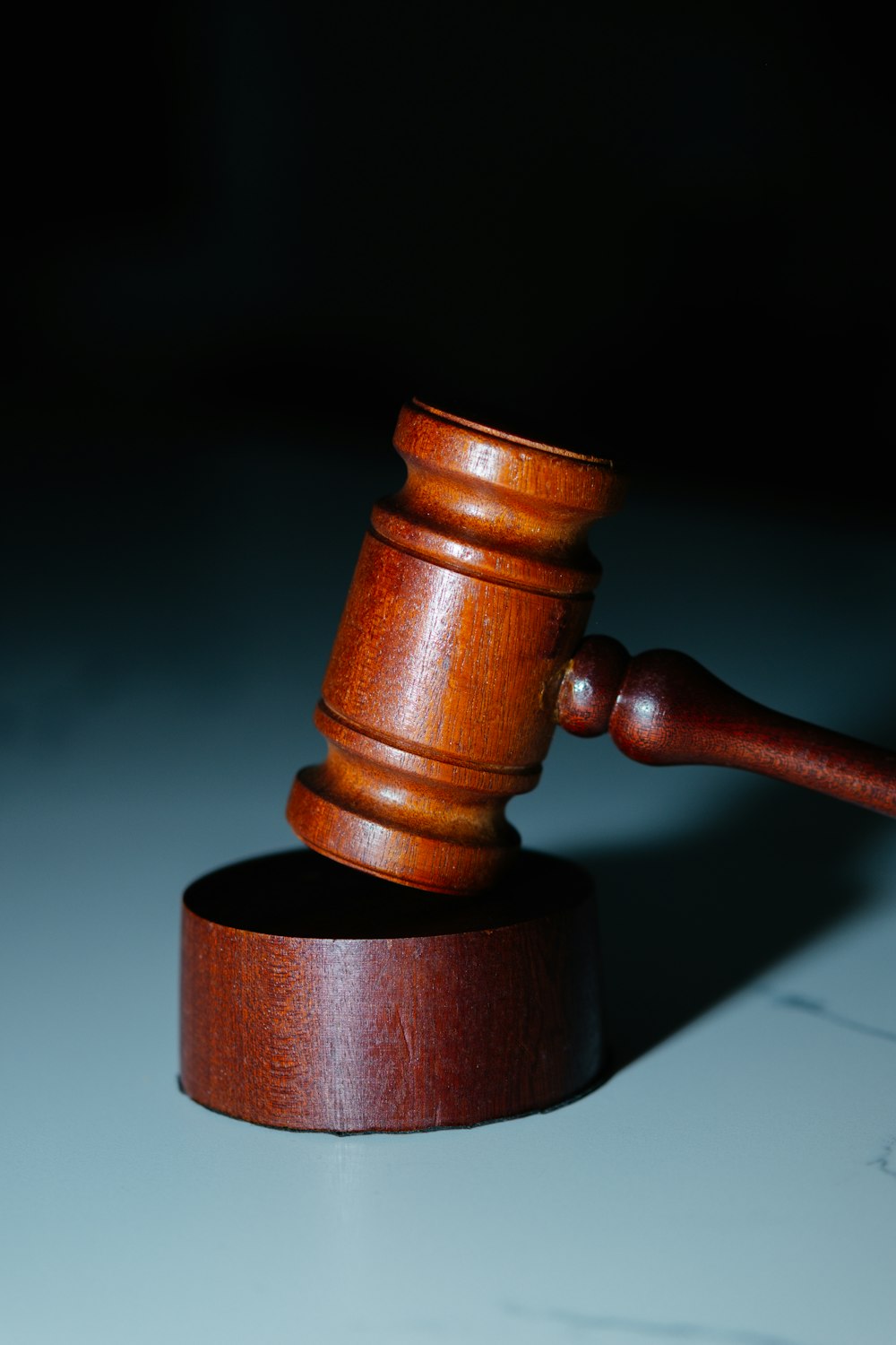Un martello di legno del giudice in cima a un tavolo foto – Corte suprema  Immagine gratuita su Unsplash