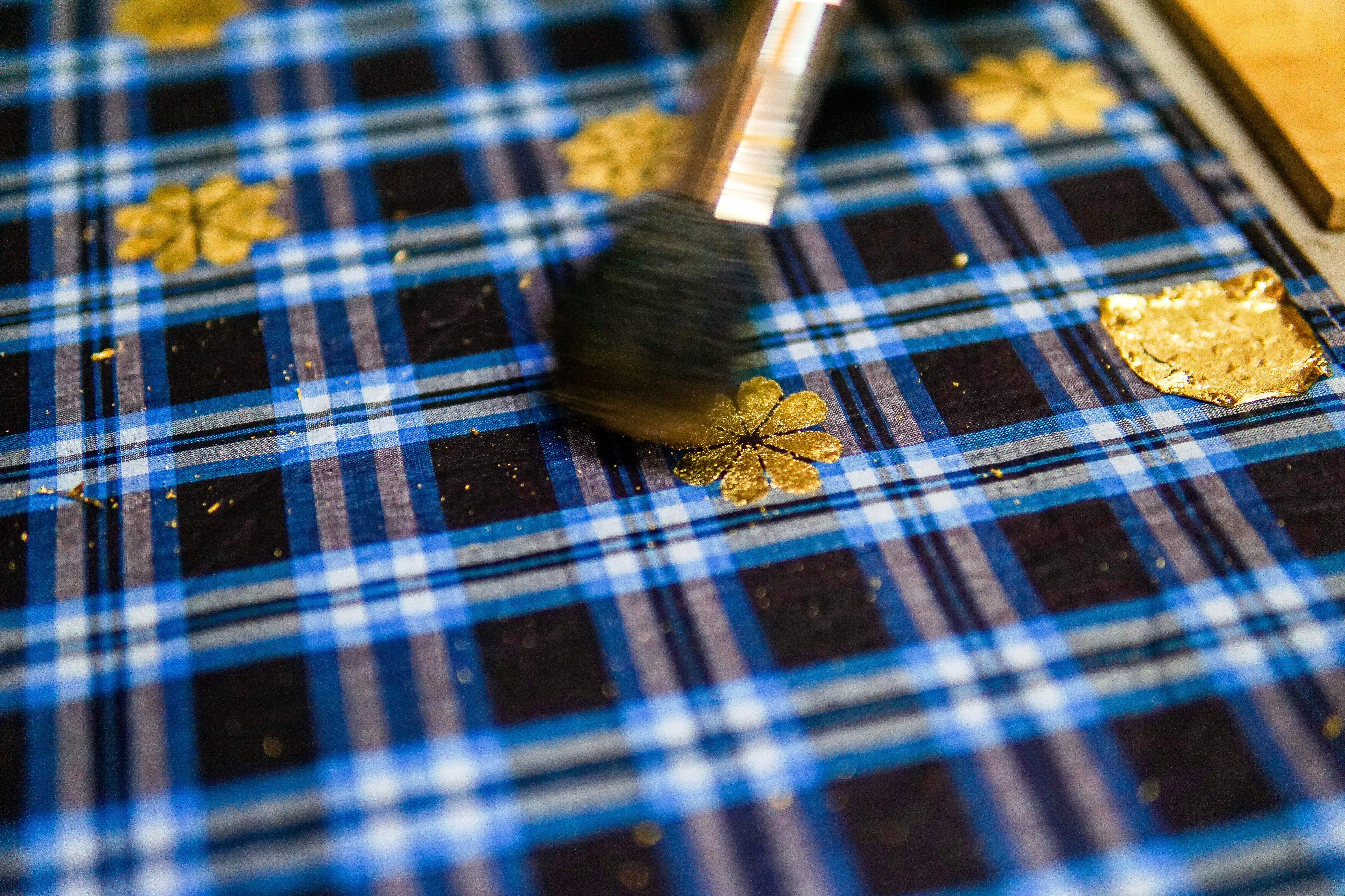 Gros plan d’un pinceau sur une table