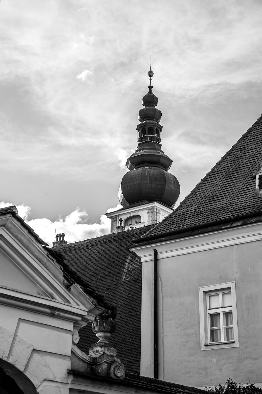 Una foto in bianco e nero di un edificio con una torre dell'orologio