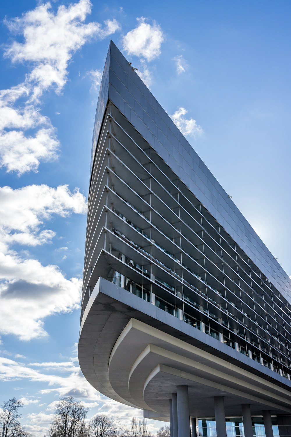 Un grand bâtiment avec beaucoup de fenêtres au-dessus