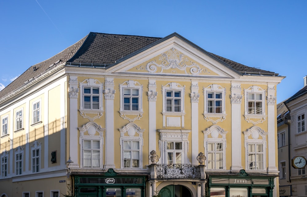 un edificio con un orologio sulla parte anteriore