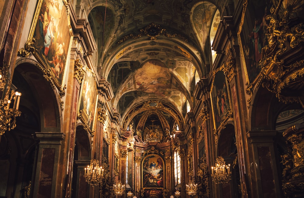 o interior de uma igreja com decorações de ouro