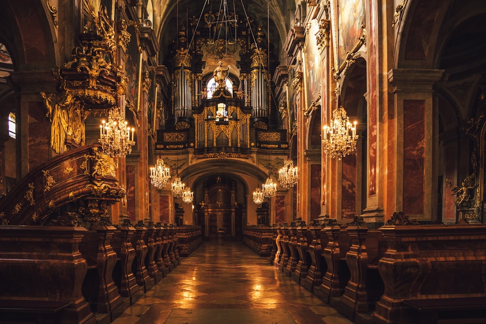 une grande cathédrale avec des lustres et une horloge