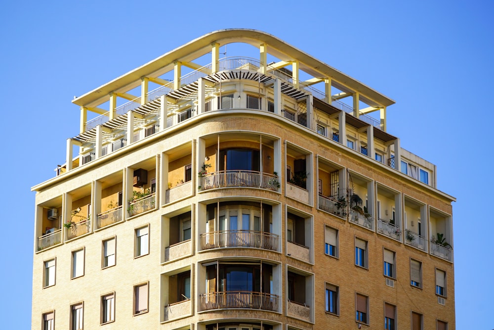 un edificio alto con balconi e balconi sui balconi