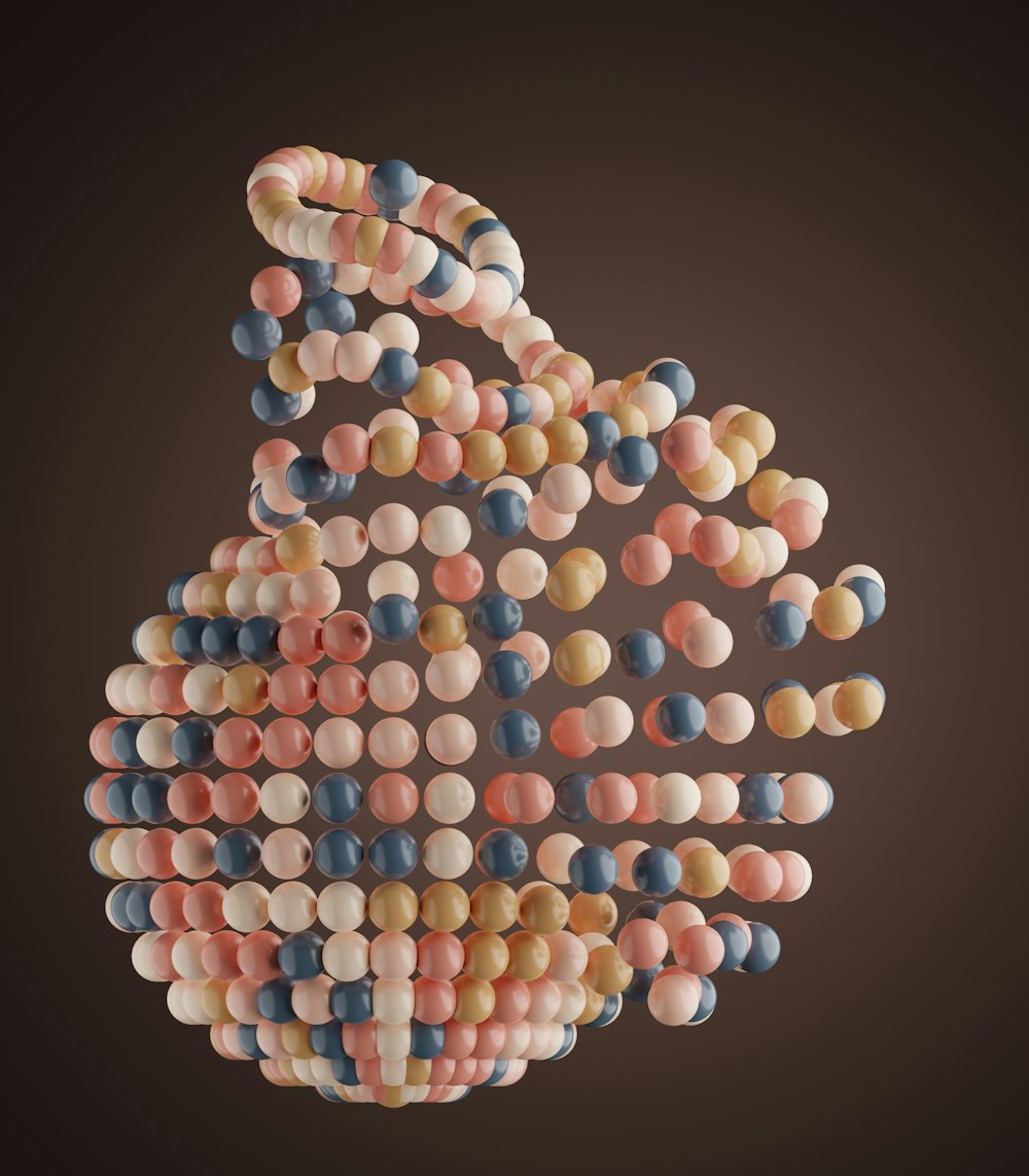 Un tas de pilules sont disposées en forme de cœur