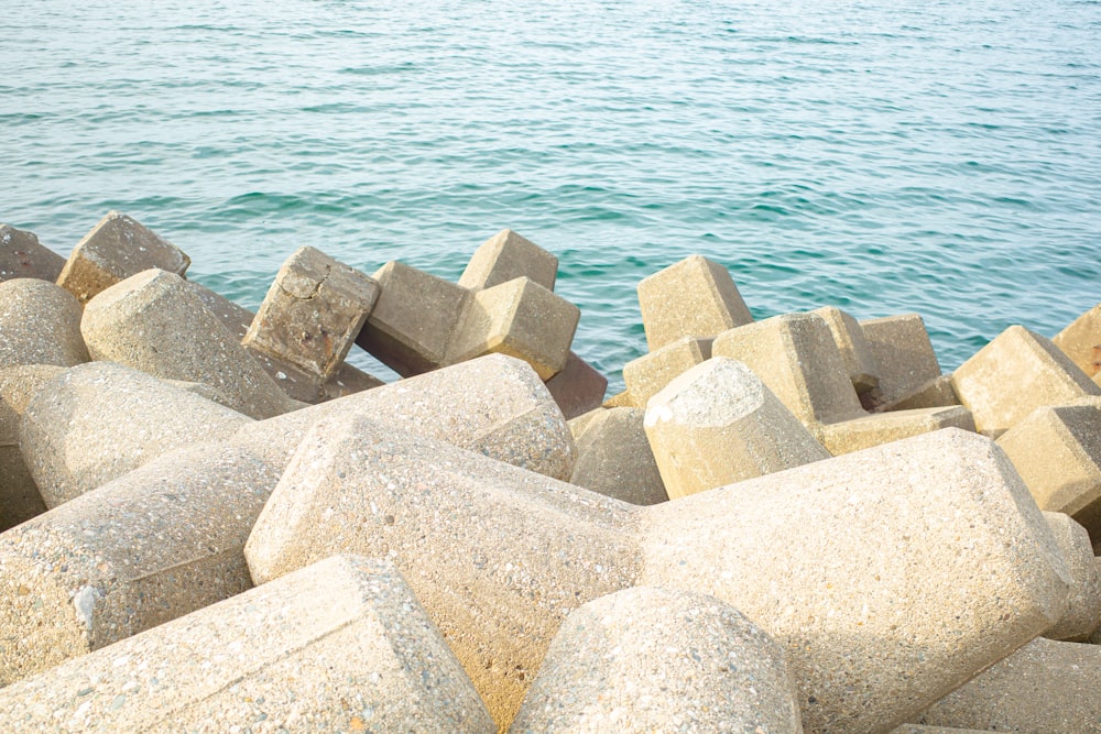 un montón de rocas que están junto al agua