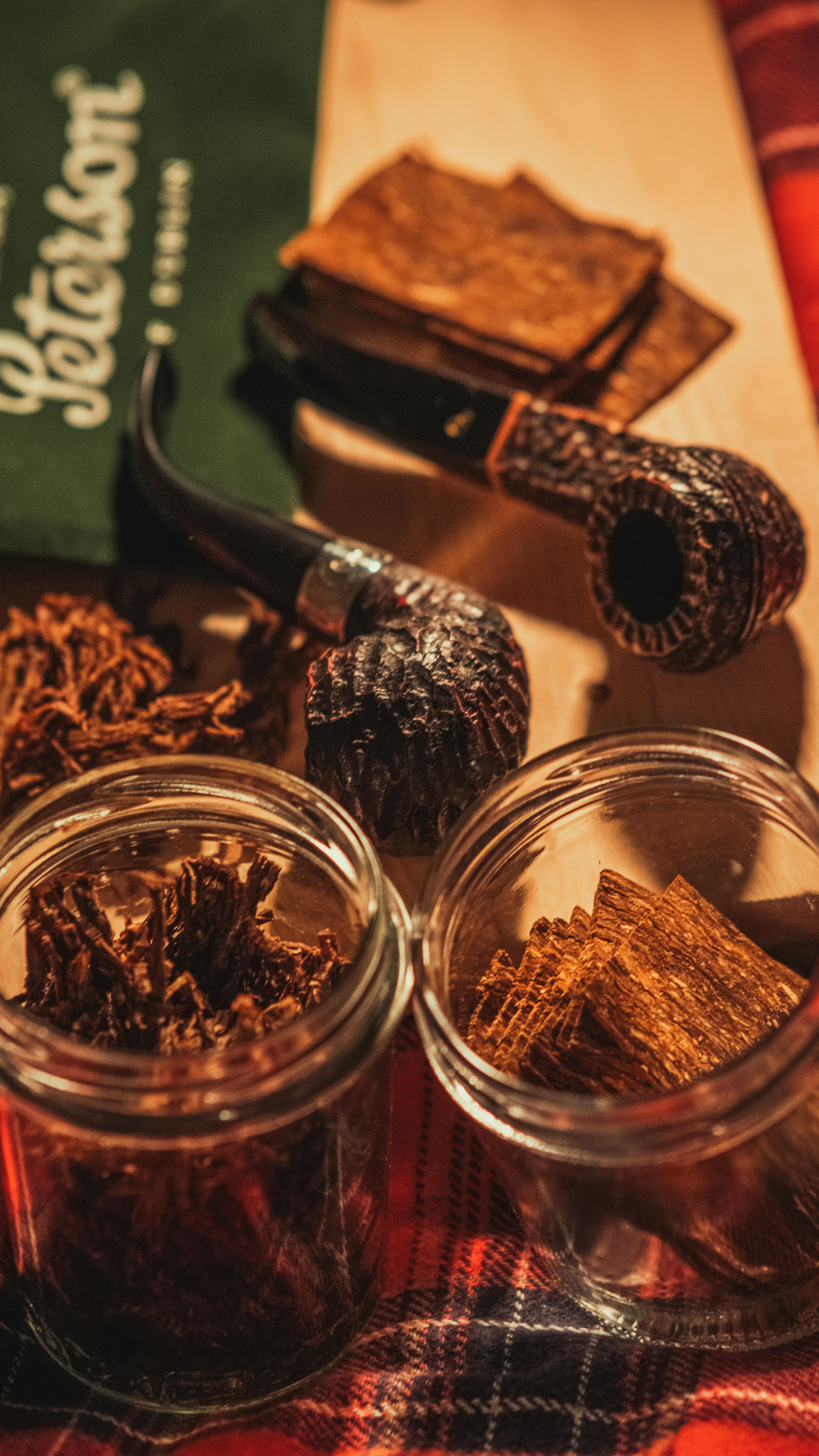Varietate de tutun vrac în pungi și recipiente pe o masă rustică din lemn