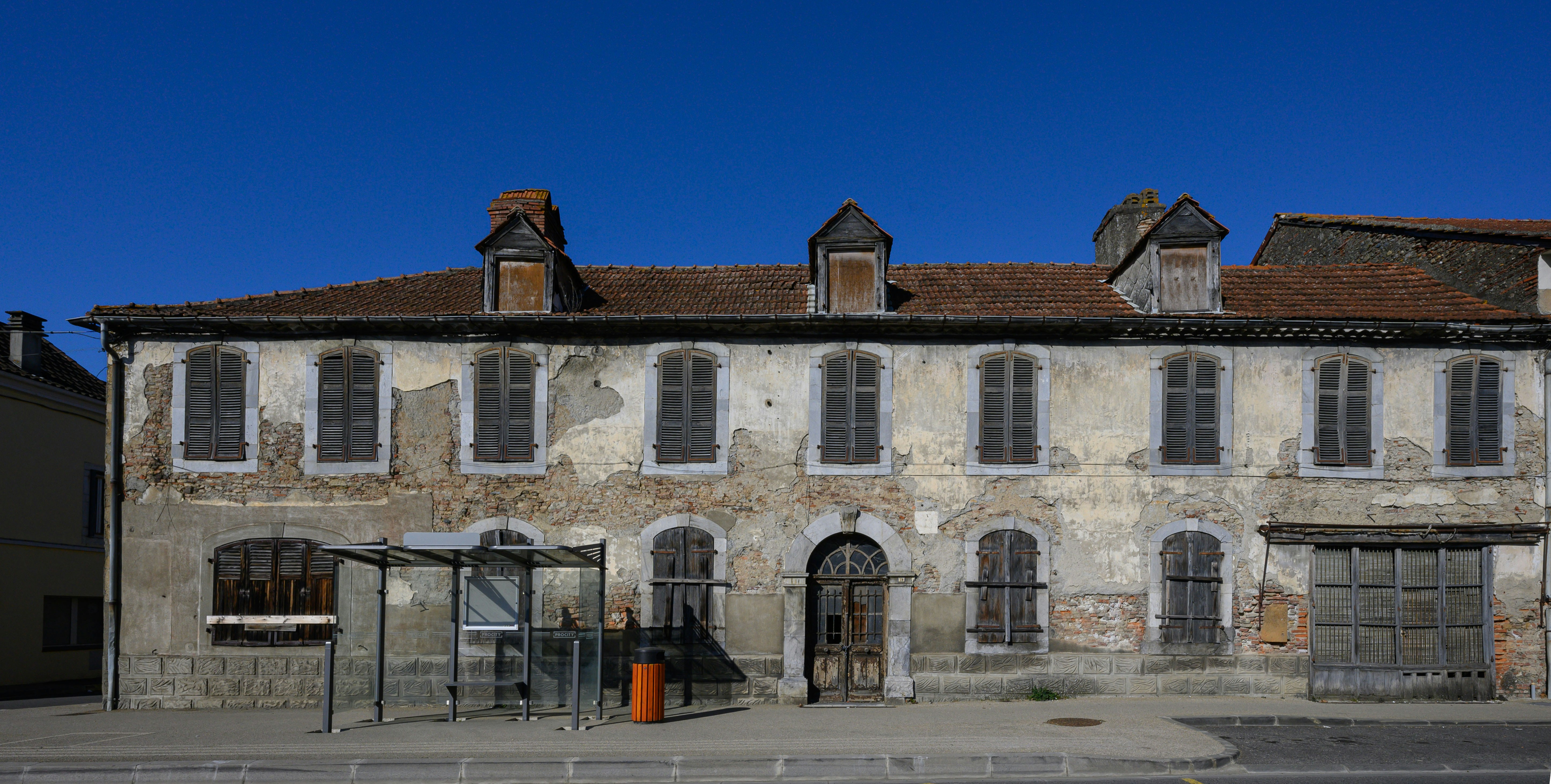 an old building with a bunch of windows