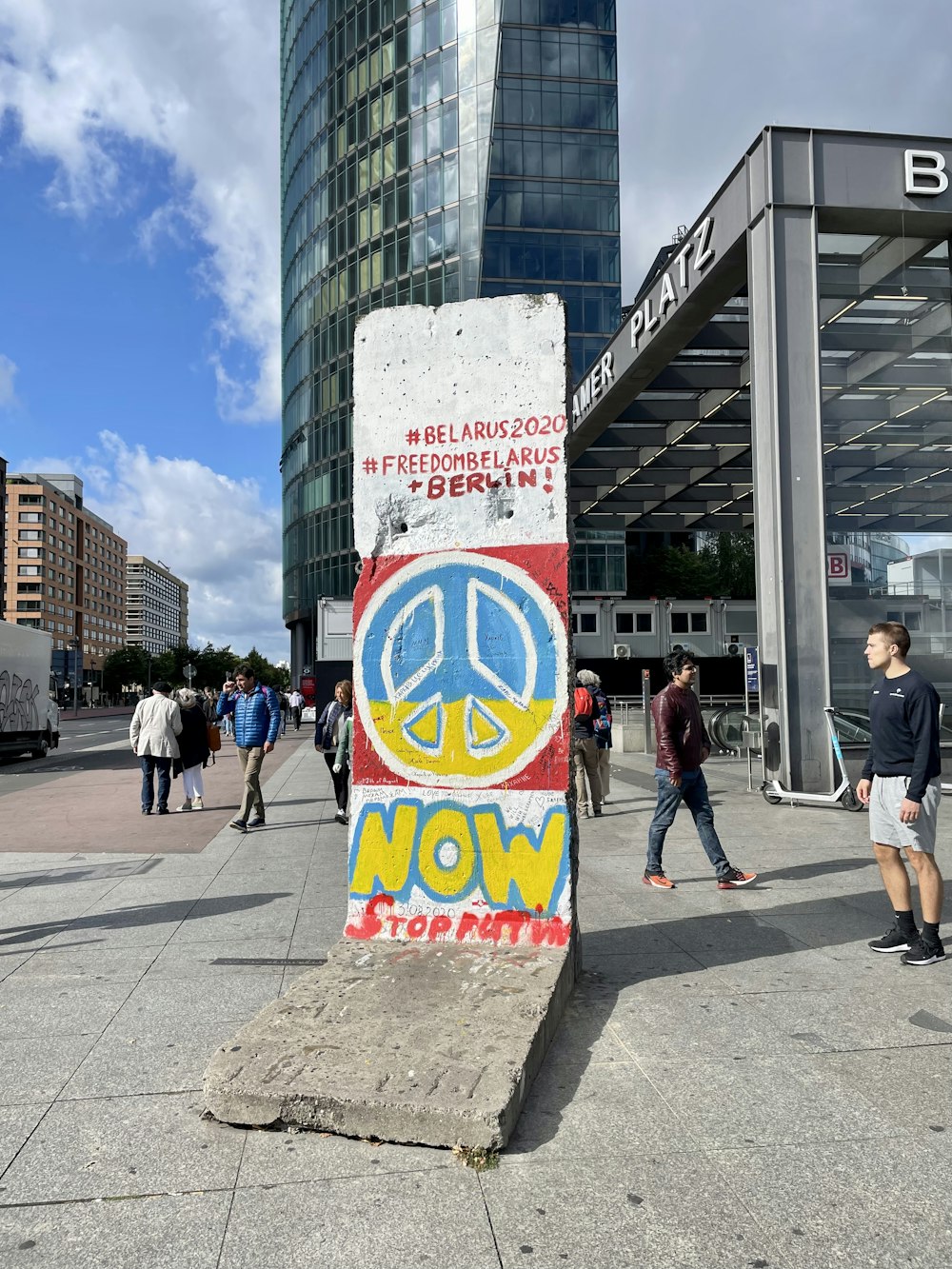 ein Schild mit einem darauf gemalten Peace-Zeichen