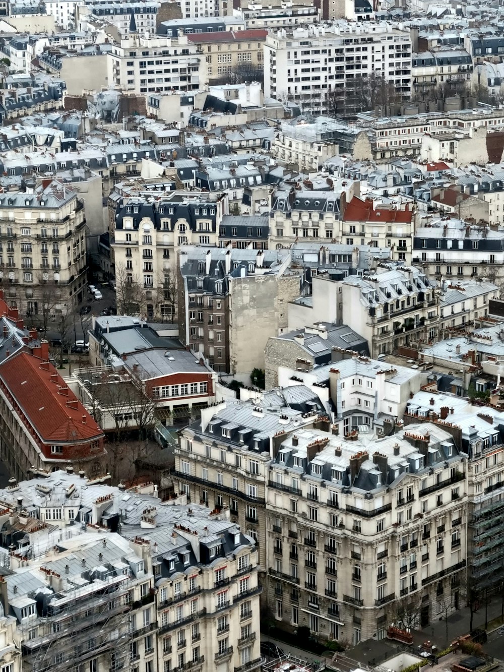 Una vista aerea di una città con molti edifici alti