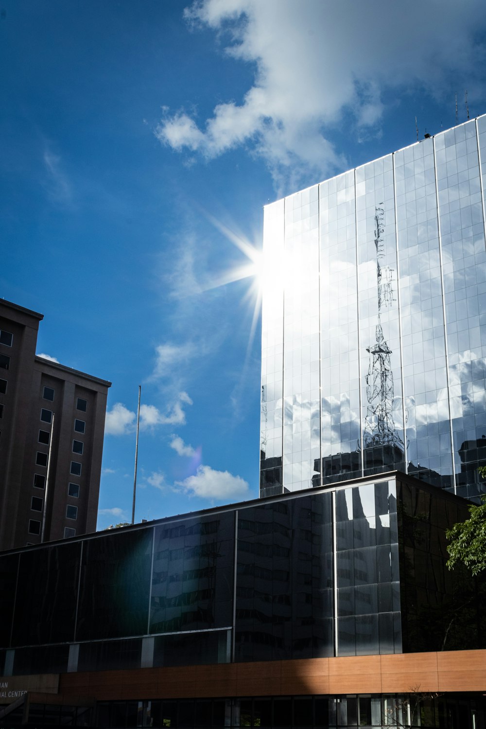 o sol brilha intensamente através das janelas de um edifício