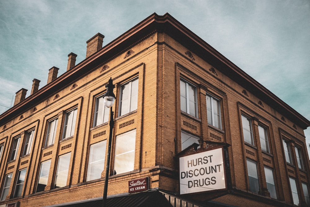 um prédio com uma placa que diz hurst medicamentos de desconto