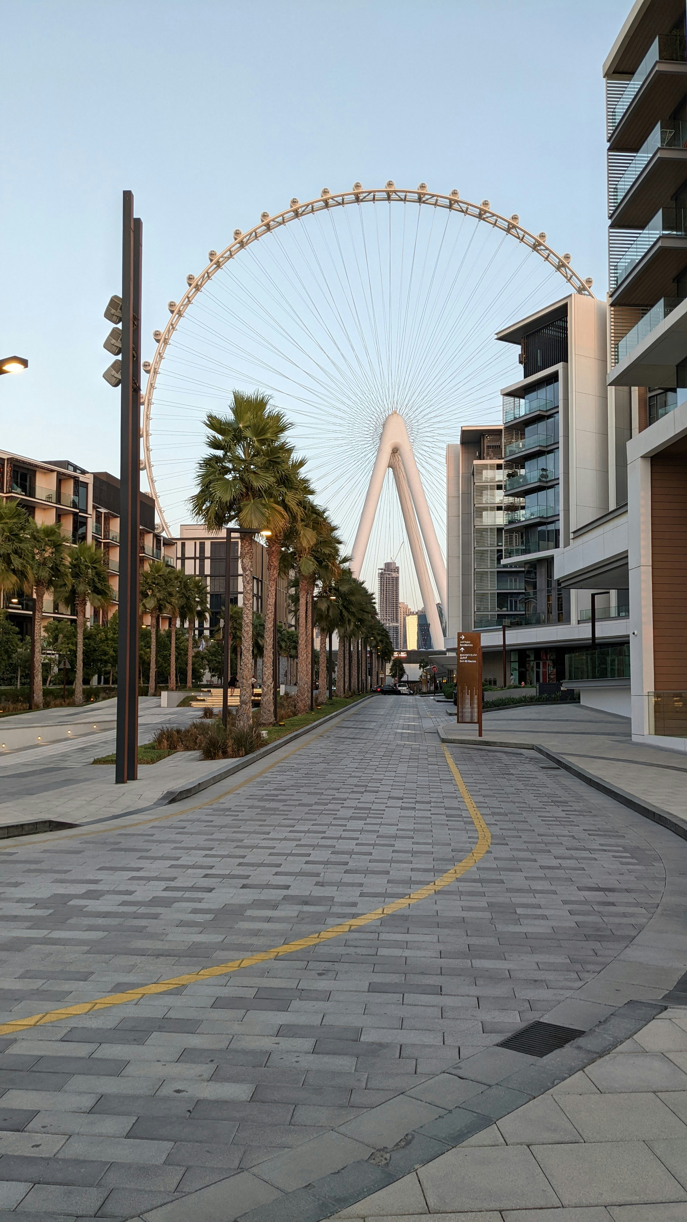 Una grande ruota panoramica nel mezzo di una città