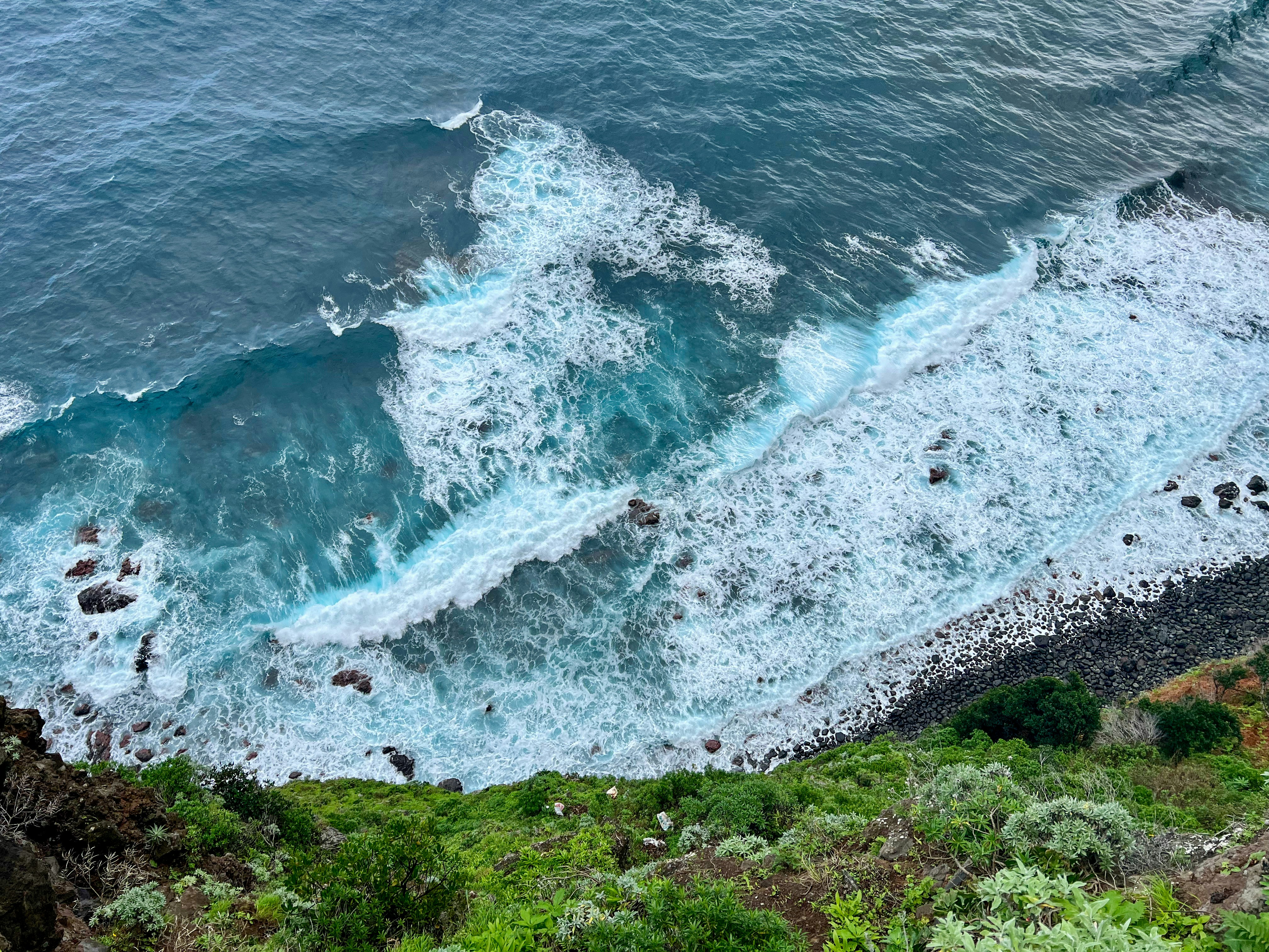 Ein Blick auf das Meer von einem hohen Standpunkt aus