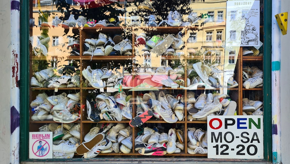 un montón de zapatos que están en una ventana