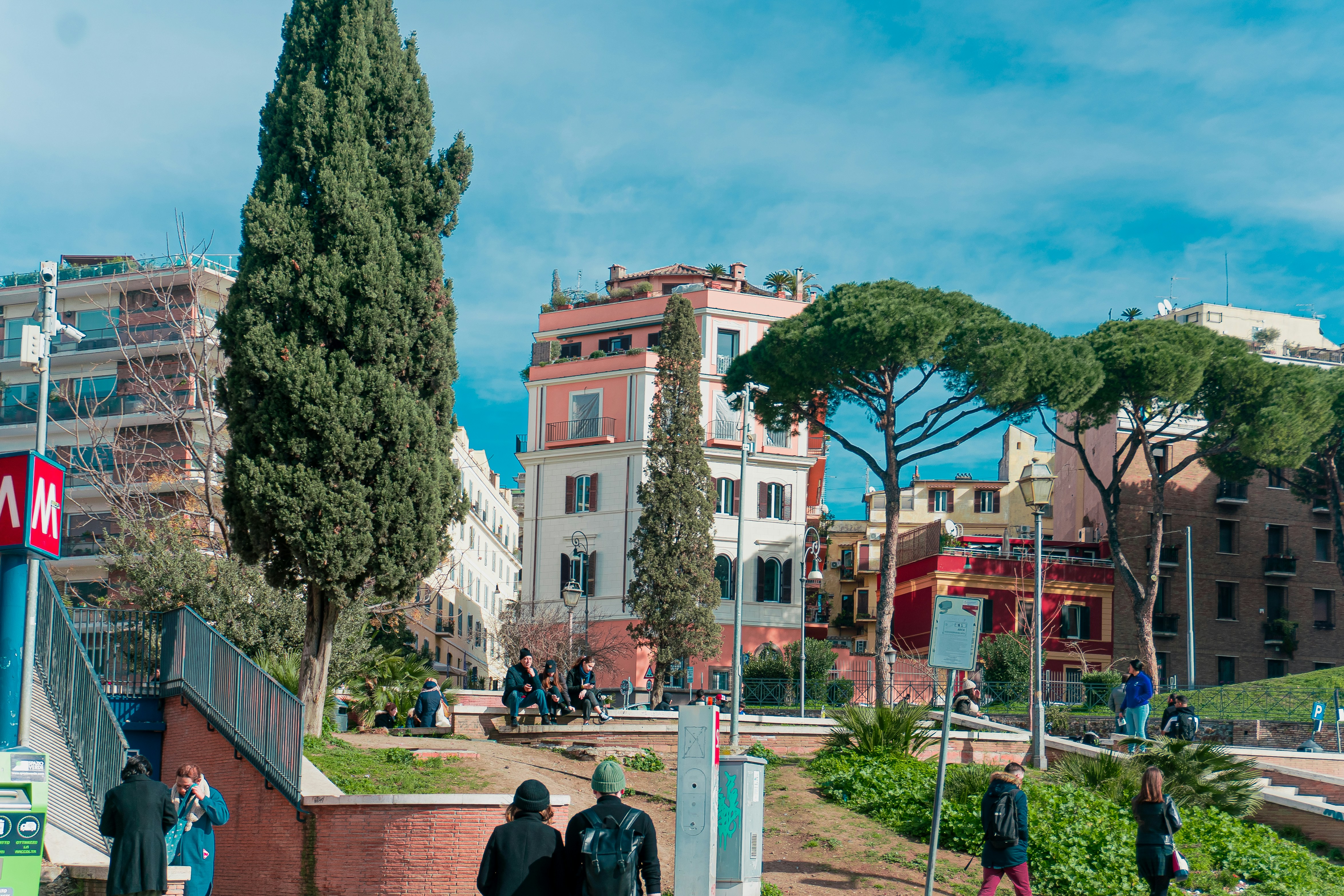 Eine Gruppe von Menschen, die eine Straße neben hohen Gebäuden entlang gehen
