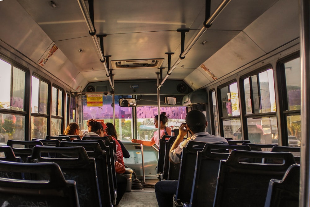 Eine Gruppe von Menschen, die in einem Bus sitzen und aus dem Fenster schauen