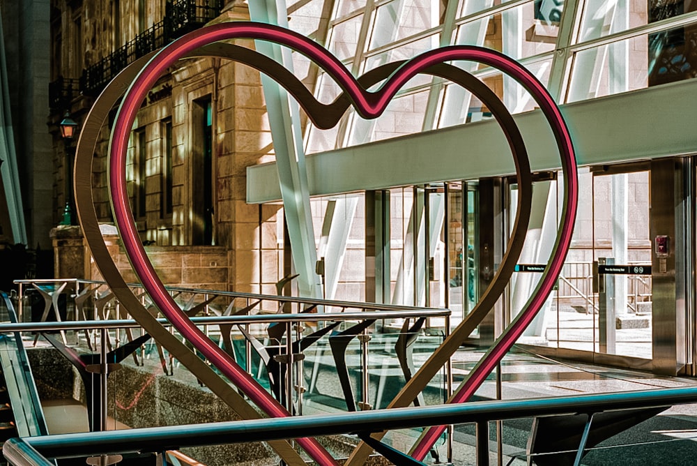 uma grande escultura em forma de coração em um edifício