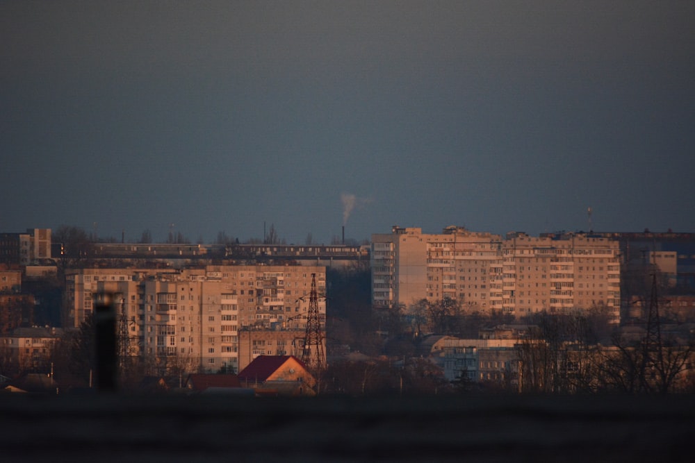 Blick auf eine Stadt aus der Ferne