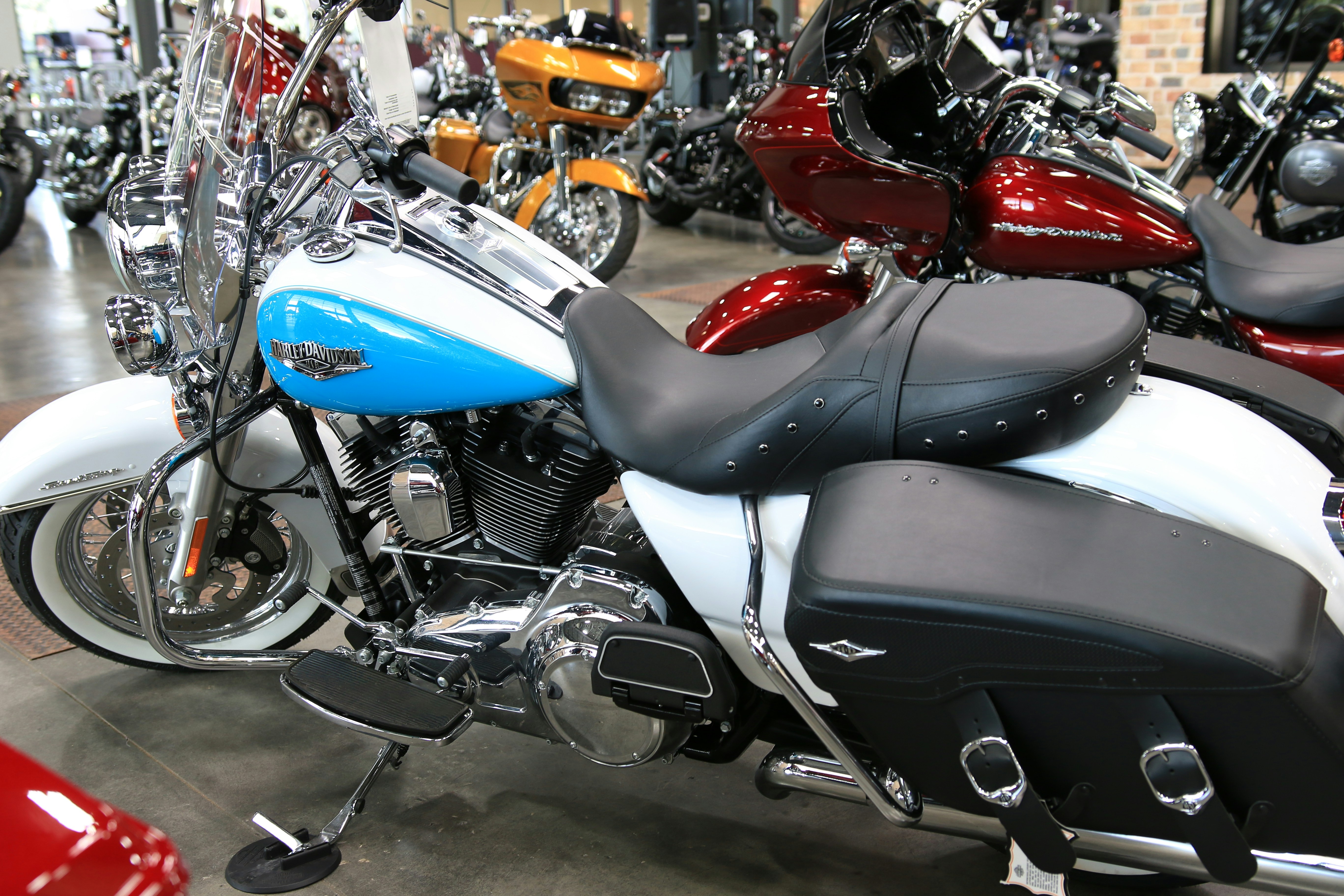 Un groupe de motos est garé dans une salle d’exposition